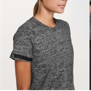 Lululemon Find Focus Short Sleeve in Twillines Ice Grey Black / Black Size 6